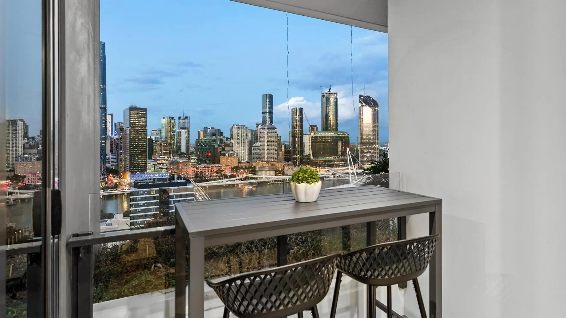 Altitude Suite - Stunning City & River Views! Brisbane
